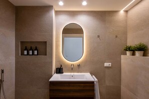 Sèche-cheveux, serviettes fournies