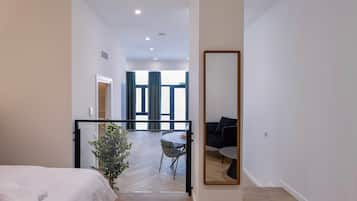 Een kluis op de kamer, een strijkplank/strijkijzer, wifi, beddengoed