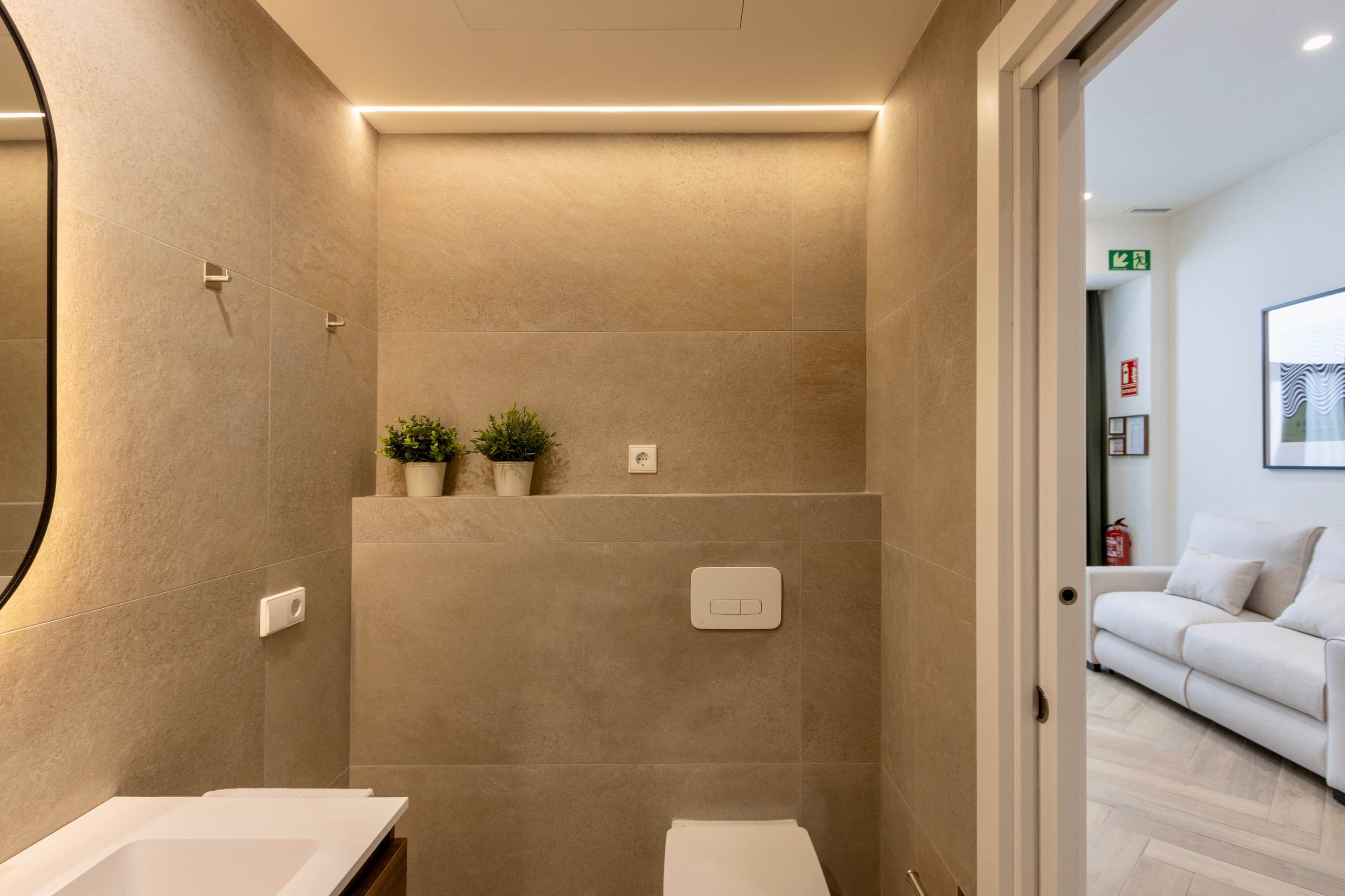 Een haardroger, handdoeken