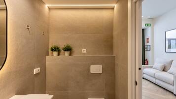 Een haardroger, handdoeken