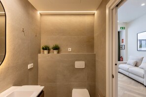 Sèche-cheveux, serviettes fournies