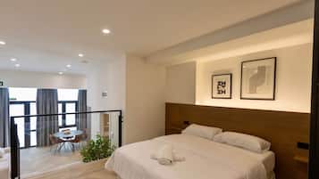 Een kluis op de kamer, een strijkplank/strijkijzer, wifi, beddengoed