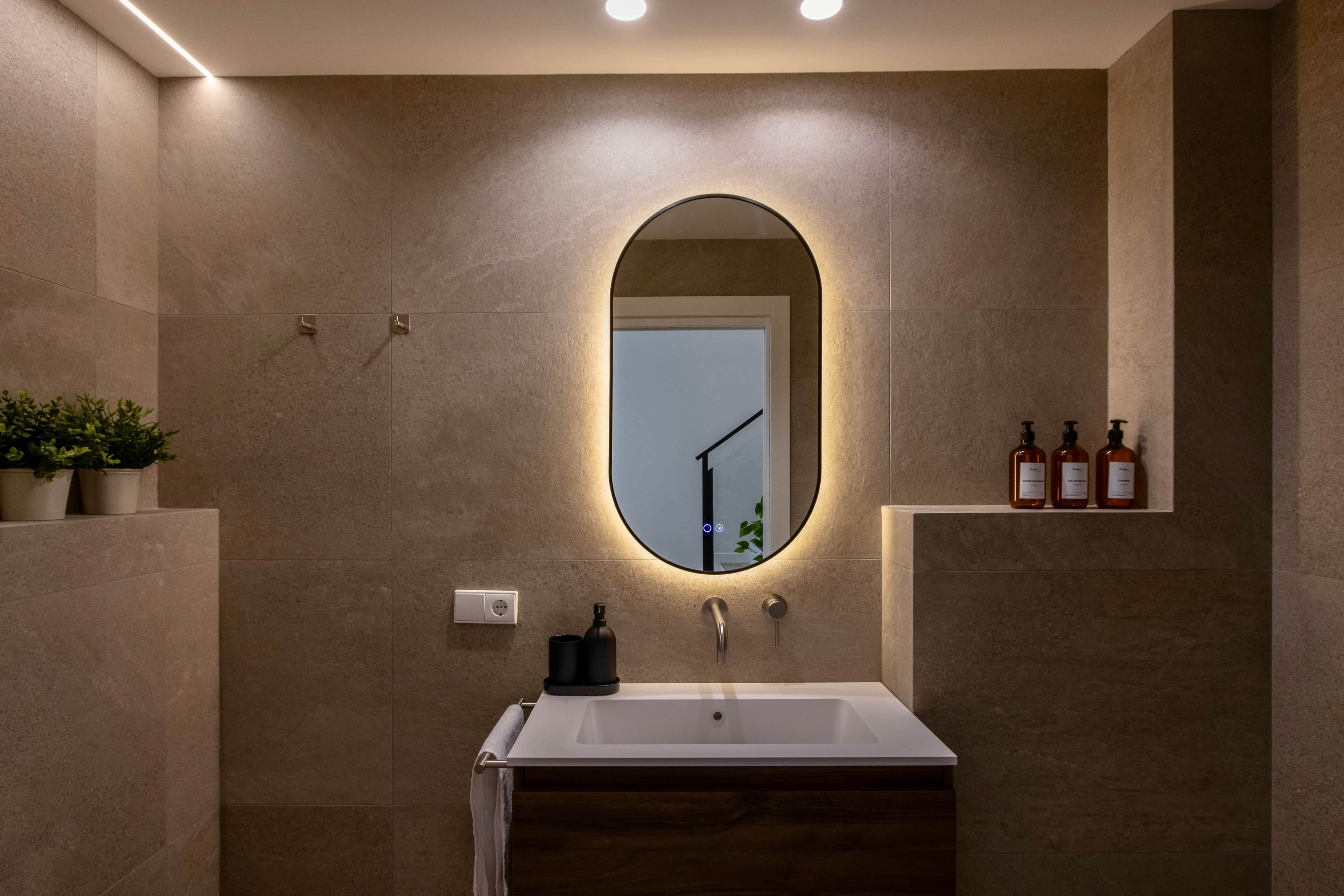 Een haardroger, handdoeken