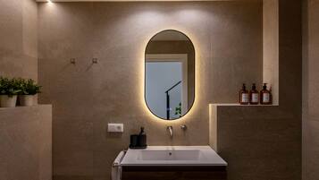 Een haardroger, handdoeken