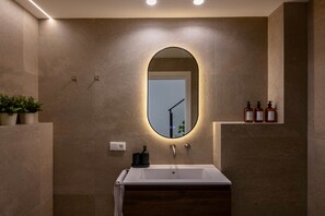 Een haardroger, handdoeken