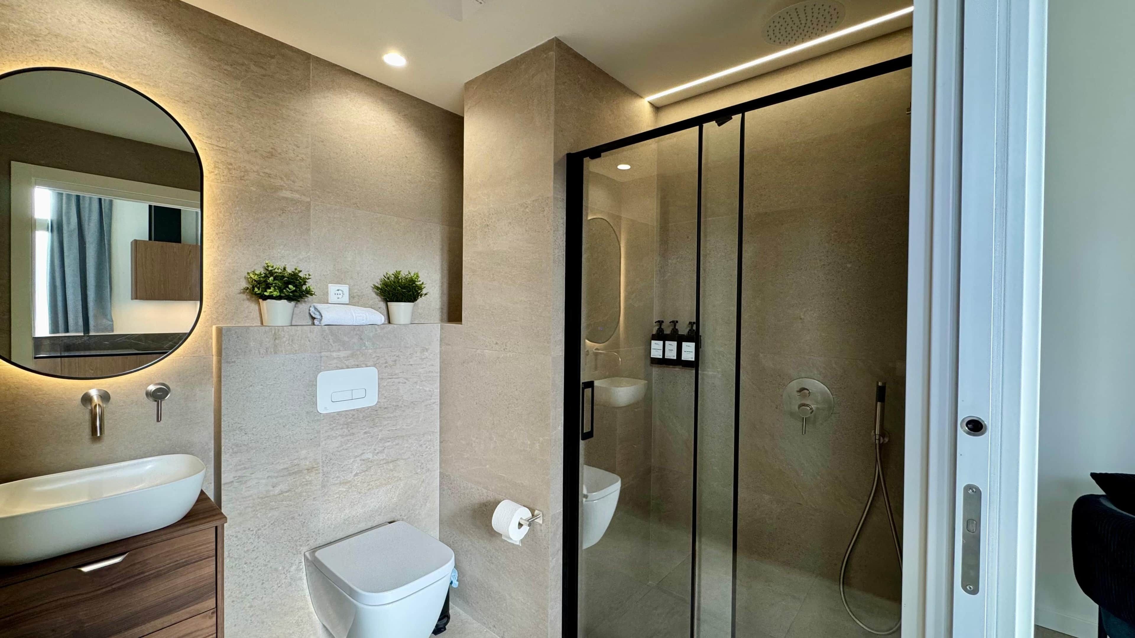 Sèche-cheveux, serviettes fournies