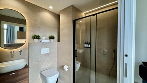 Een haardroger, handdoeken