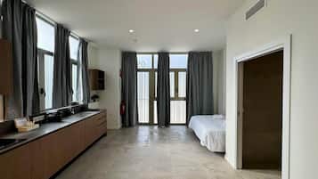 Een kluis op de kamer, een strijkplank/strijkijzer, wifi, beddengoed