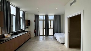 Een kluis op de kamer, een strijkplank/strijkijzer, wifi, beddengoed