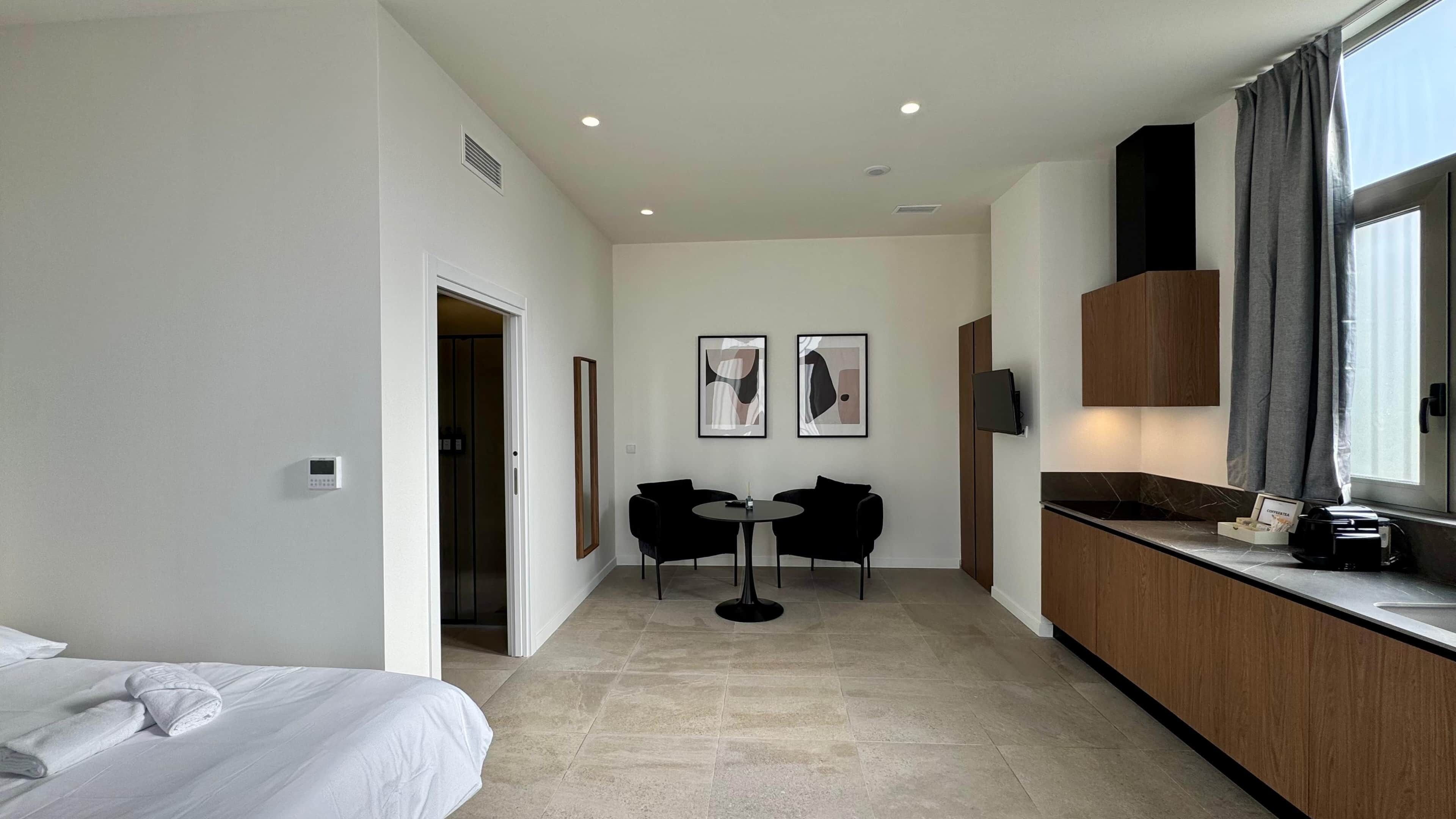 Een kluis op de kamer, een strijkplank/strijkijzer, wifi, beddengoed