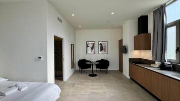 Een kluis op de kamer, een strijkplank/strijkijzer, wifi, beddengoed