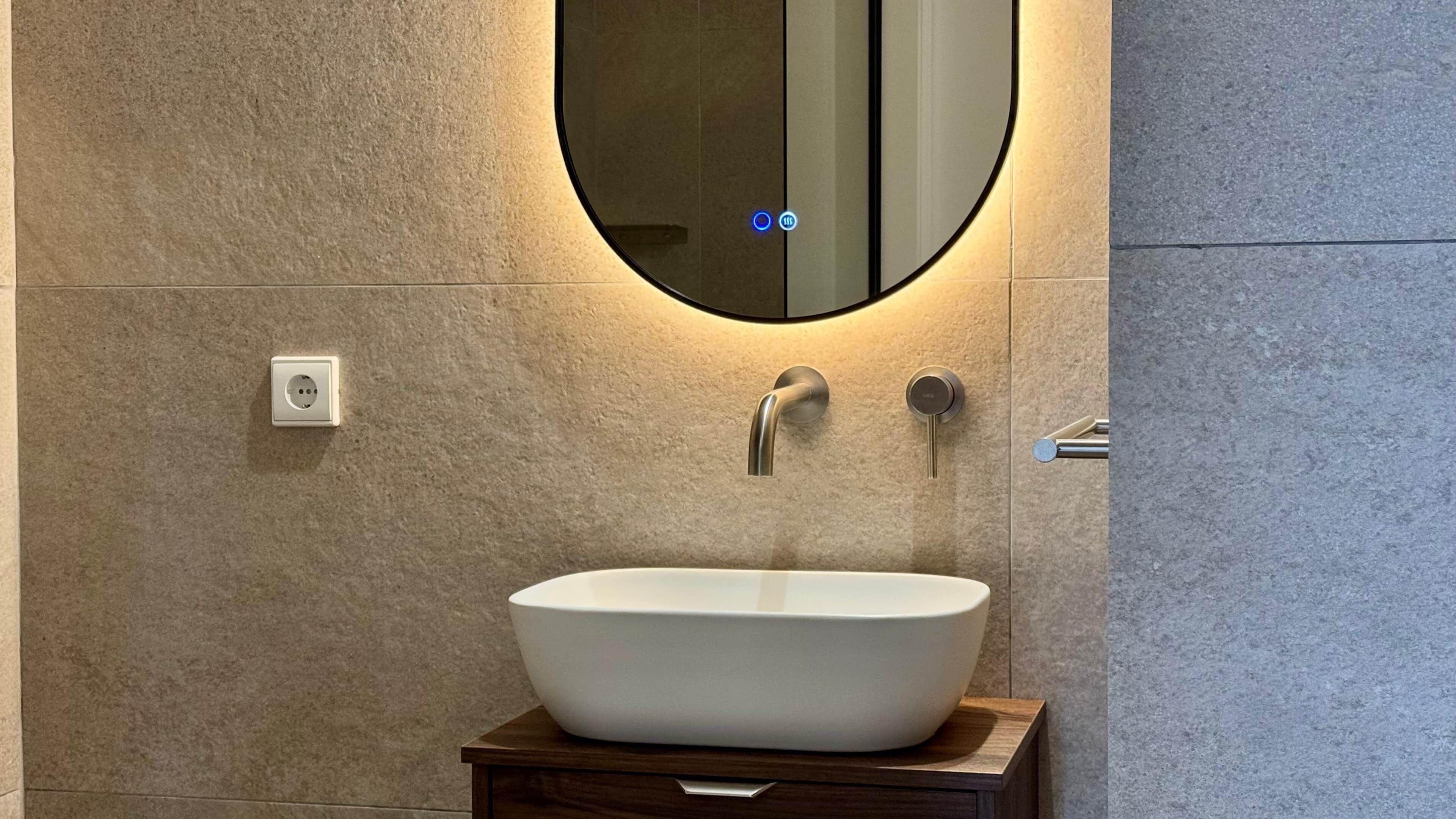 Een haardroger, handdoeken