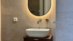 Een haardroger, handdoeken