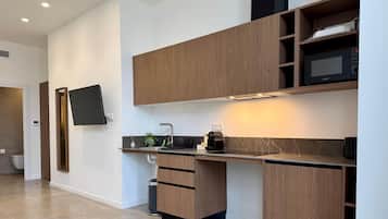 Réfrigérateur, micro-ondes, grille-pain