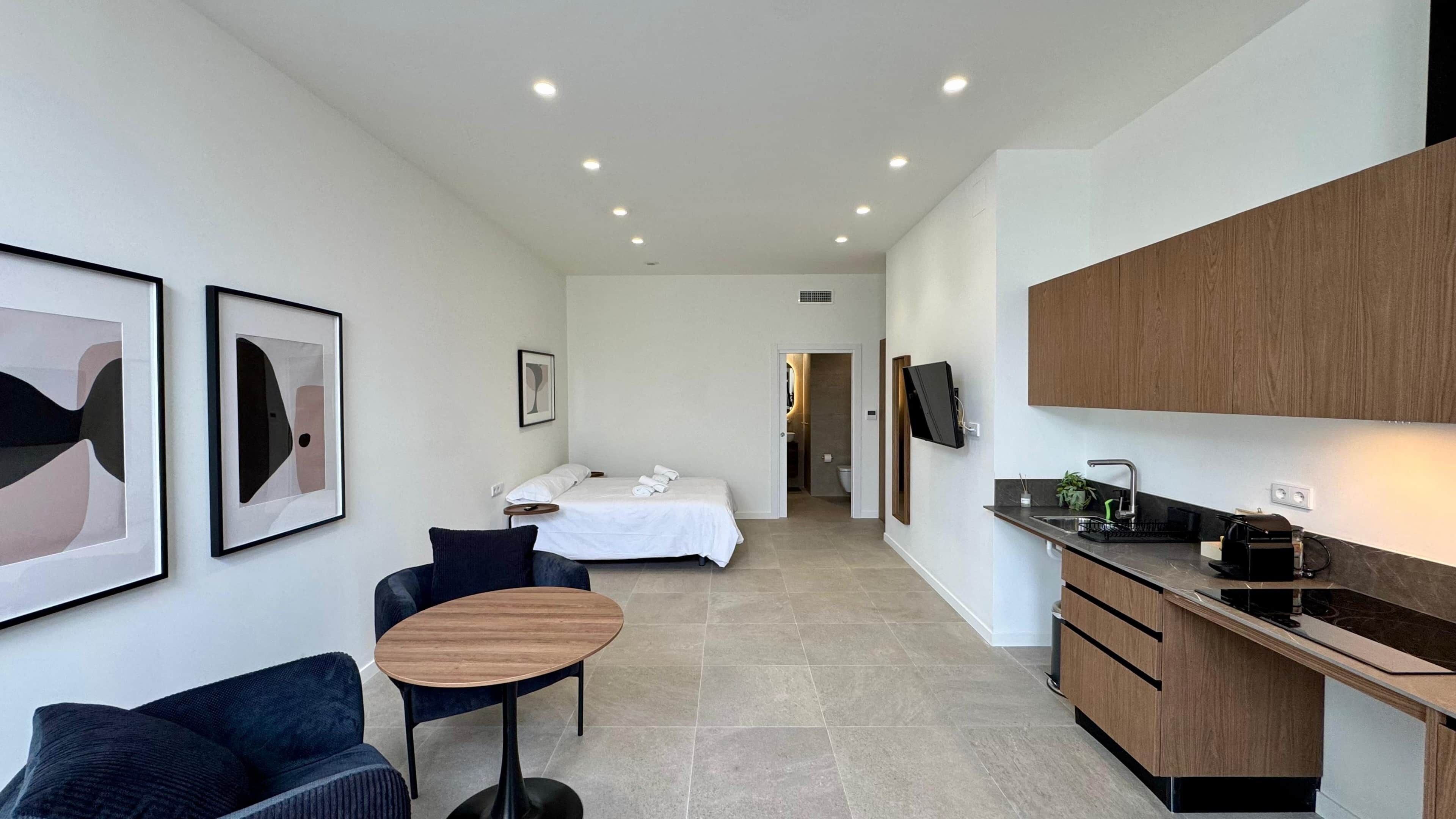 Caja de seguridad en la habitación y tabla de planchar con plancha 