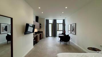 Een kluis op de kamer, een strijkplank/strijkijzer, wifi, beddengoed