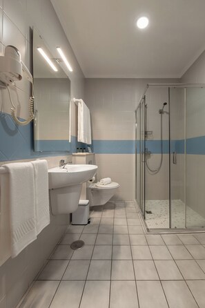 Haartrockner, Handtücher, Seife, Shampoo