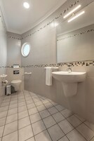 家庭房 | 浴室 | 吹风机、毛巾、肥皂、洗发水