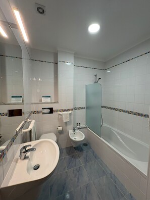 Superior Double or Twin Room, Balcony, Sea View | Bathroom - Hotel Pinhalmar (Peniche)