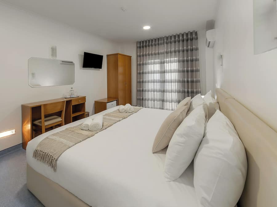 Quarto casal ou duplo, sacada, vista para o mar | Wi-Fi de cortesia, roupa de cama