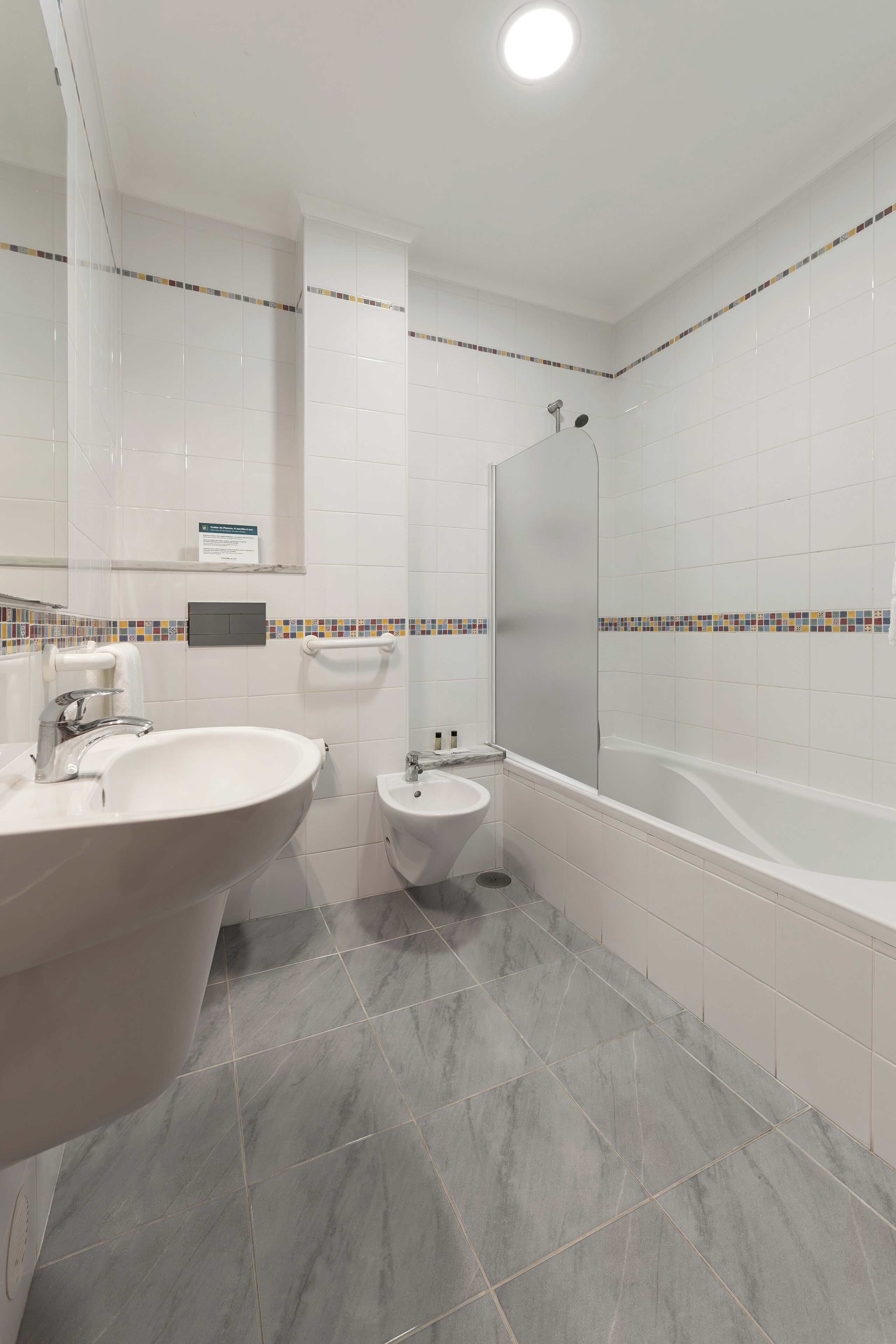 Secador de pelo, toallas, jabón, shampoo