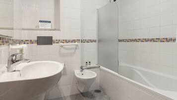 Superior-Doppel- oder -Zweibettzimmer, Balkon, Meerblick | Badezimmer | Haartrockner, Handtücher, Seife, Shampoo