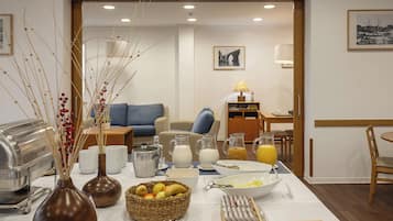 TĂ€gliches inbegriffenes FrĂŒhstĂŒck zur Selbstbedienung