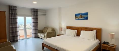 Superior kamer, 1 twee- of 2 eenpersoonsbedden, balkon, uitzicht op zee | Gratis wifi