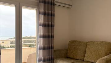 Superior Double or Twin Room, Balcony, Sea View | Living area