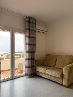 Superior Double or Twin Room, Balcony, Sea View | Living area - Hotel Pinhalmar (Peniche)