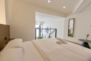 Een kluis op de kamer, een strijkplank/strijkijzer, wifi, beddengoed