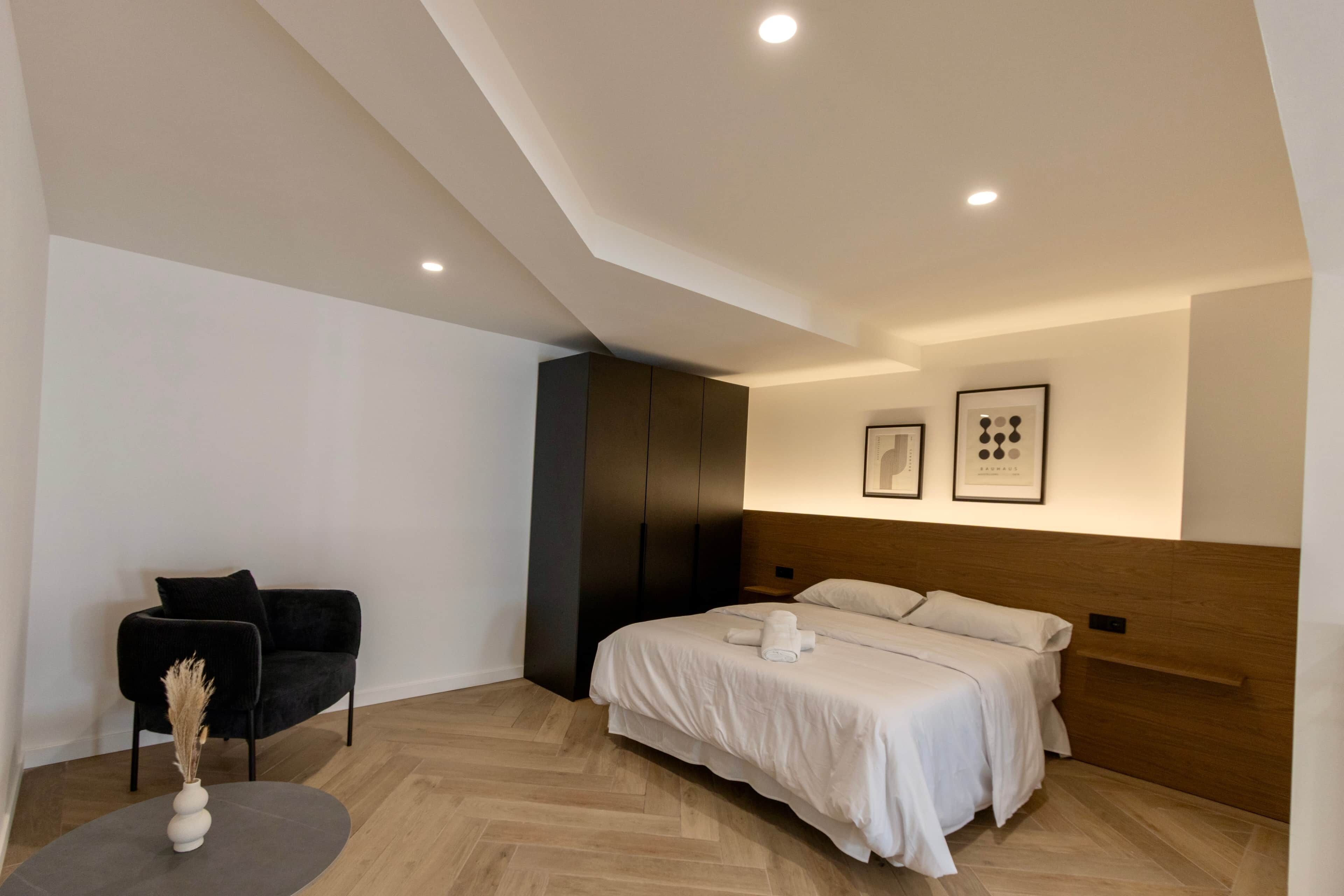 Een kluis op de kamer, een strijkplank/strijkijzer, wifi, beddengoed