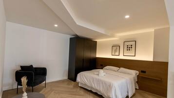 Een kluis op de kamer, een strijkplank/strijkijzer, wifi, beddengoed