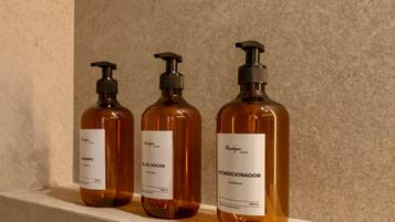 Een haardroger, handdoeken