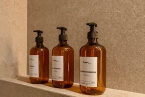 Een haardroger, handdoeken