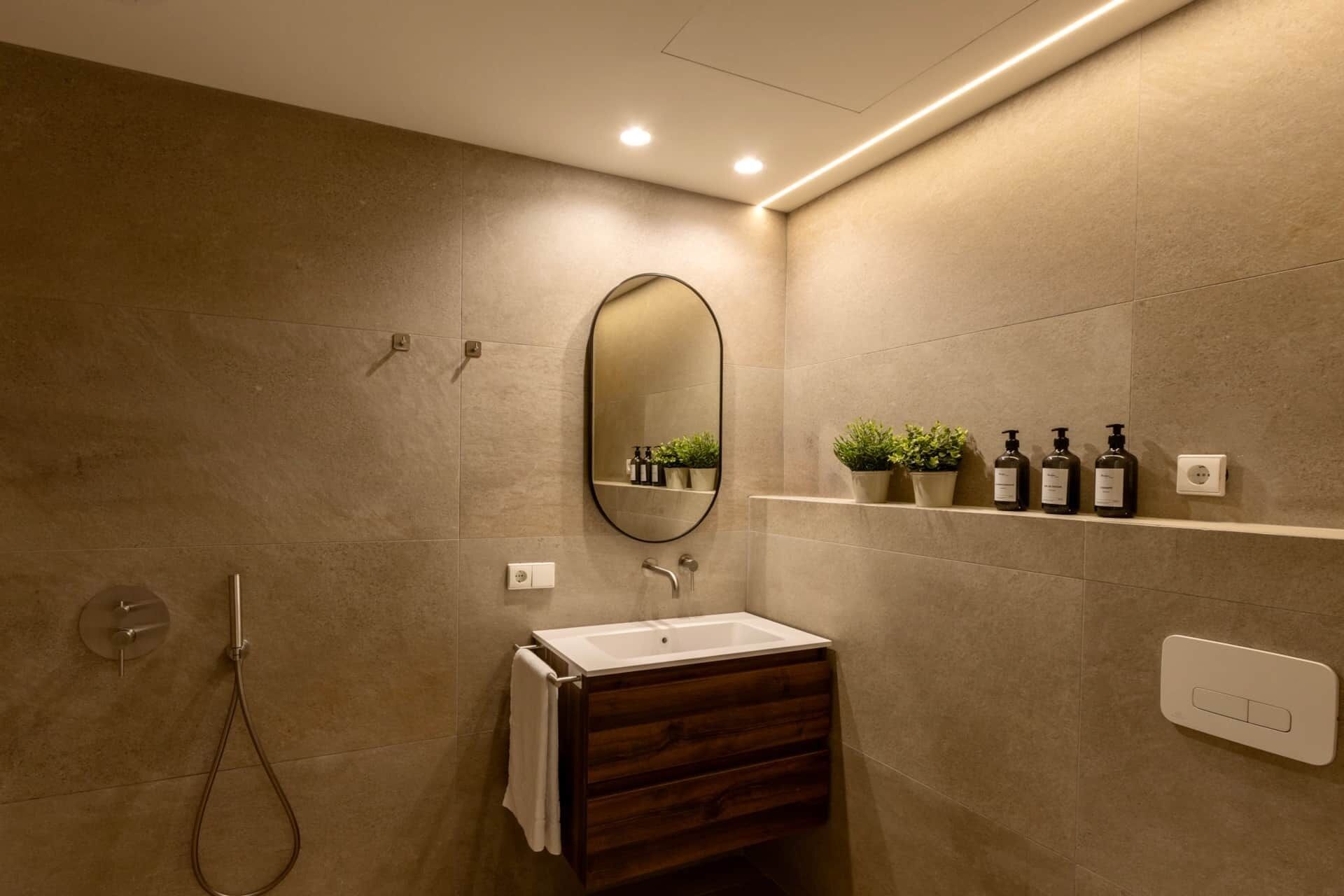 Een haardroger, handdoeken