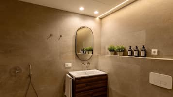 Een haardroger, handdoeken