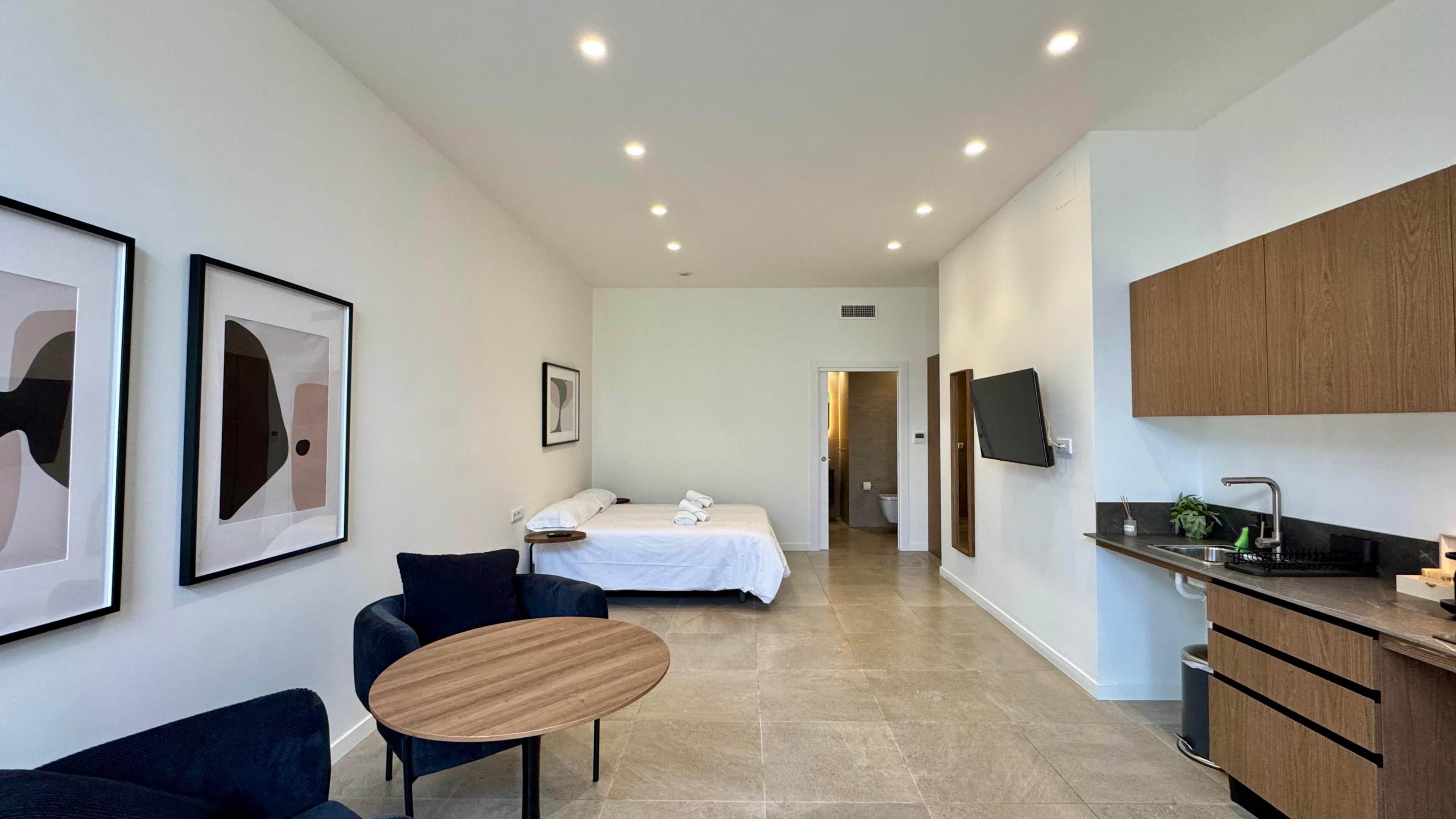 1 slaapkamer, een kluis op de kamer, een strijkplank/strijkijzer, wifi