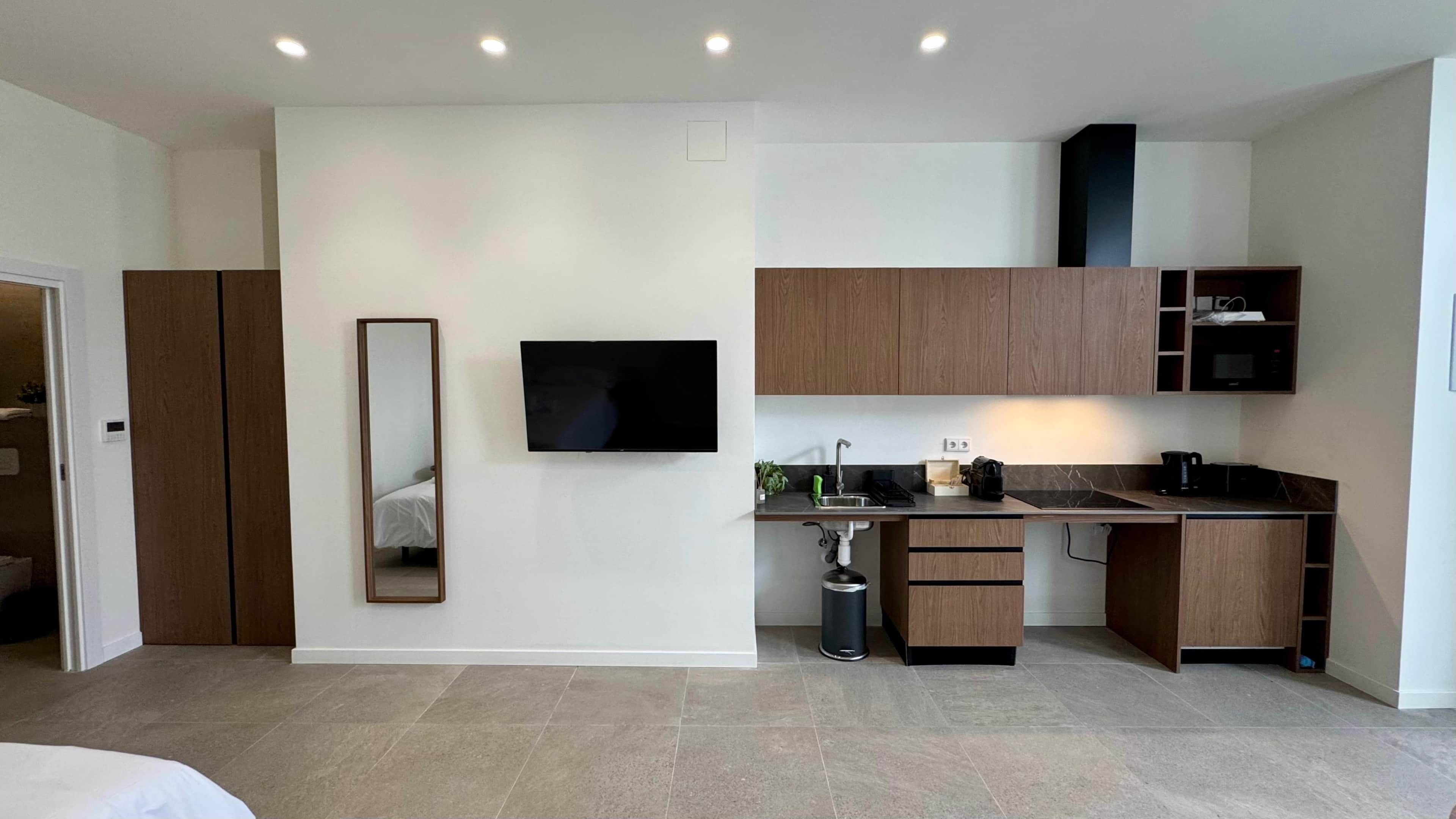 1 slaapkamer, een kluis op de kamer, een strijkplank/strijkijzer, wifi