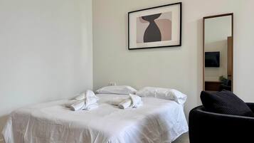 Caja fuerte, tabla de planchar con plancha, wifi y ropa de cama