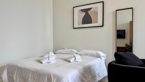 Een kluis op de kamer, een strijkplank/strijkijzer, wifi, beddengoed