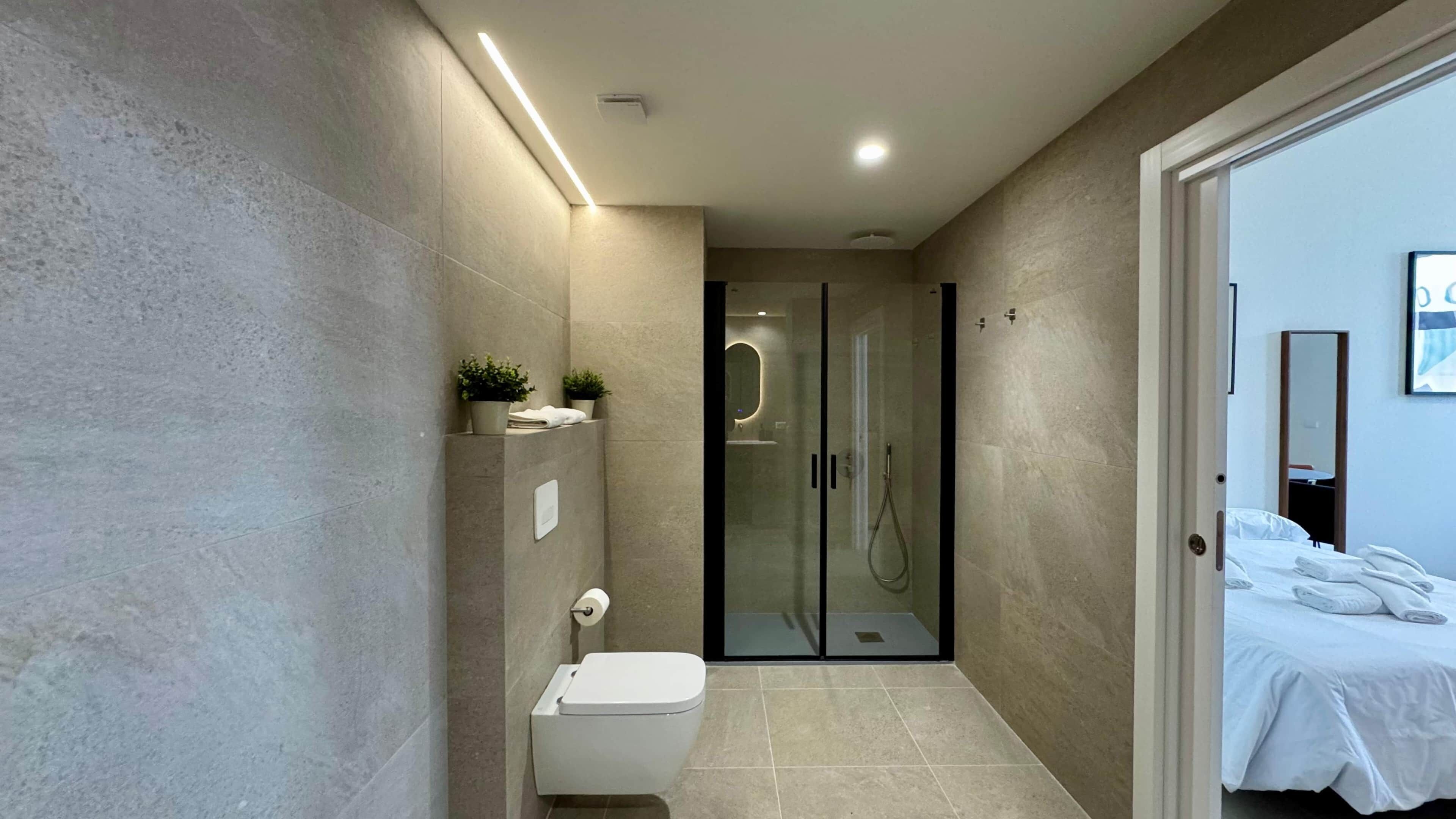 Een haardroger, handdoeken