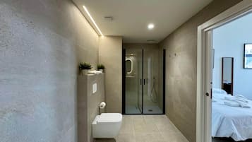 Een haardroger, handdoeken