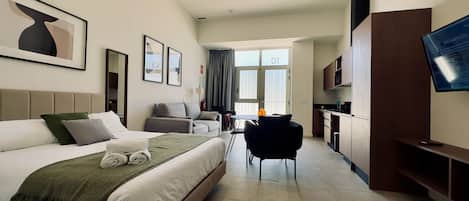 Tallelokero huoneessa, silitysrauta/-lauta, Wi-Fi, vuodevaatteet