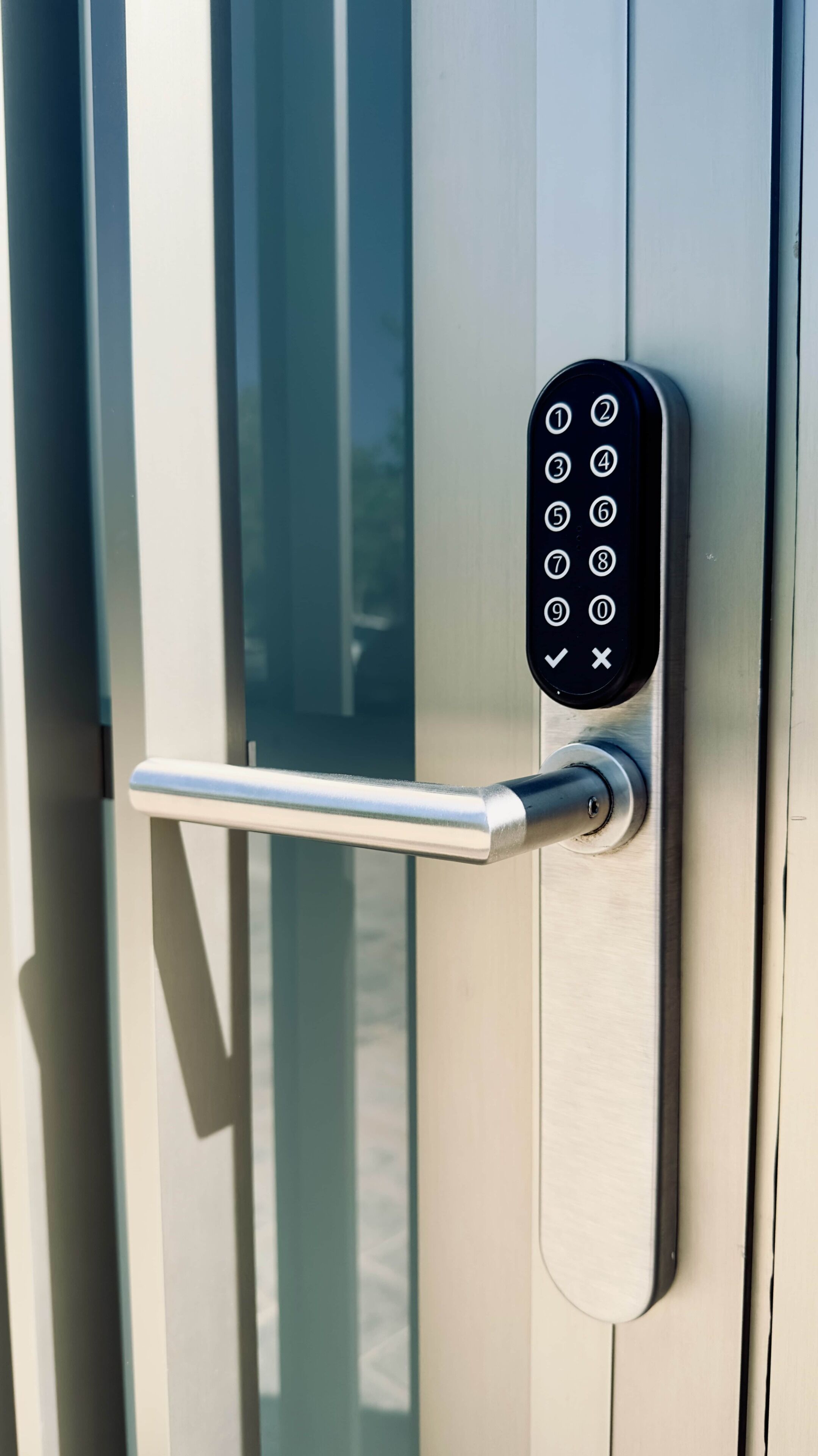 Una puerta con un moderno teclado electrónico de acceso y un picaporte metálico.