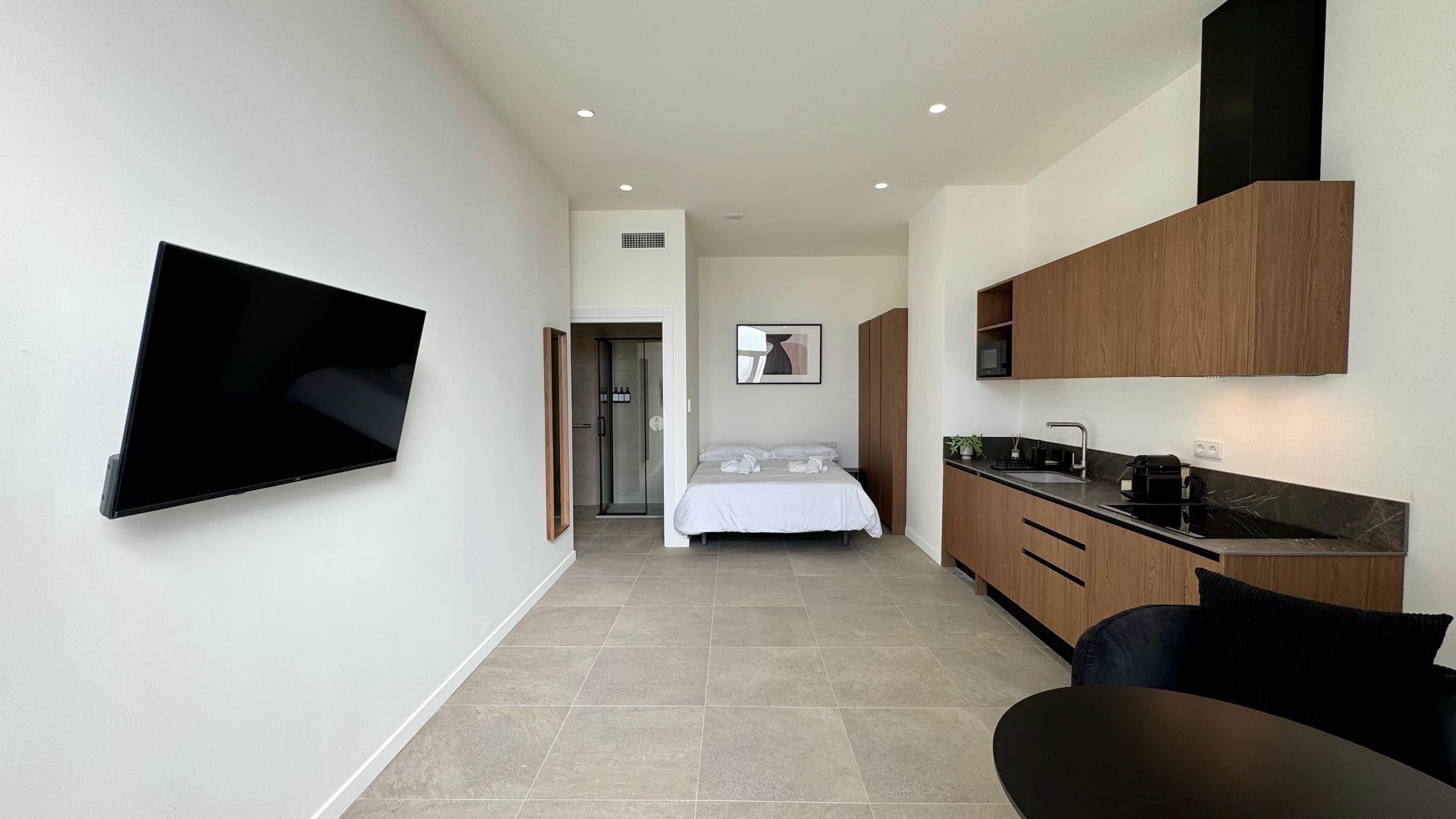 Caja de seguridad en la habitación y tabla de planchar con plancha 