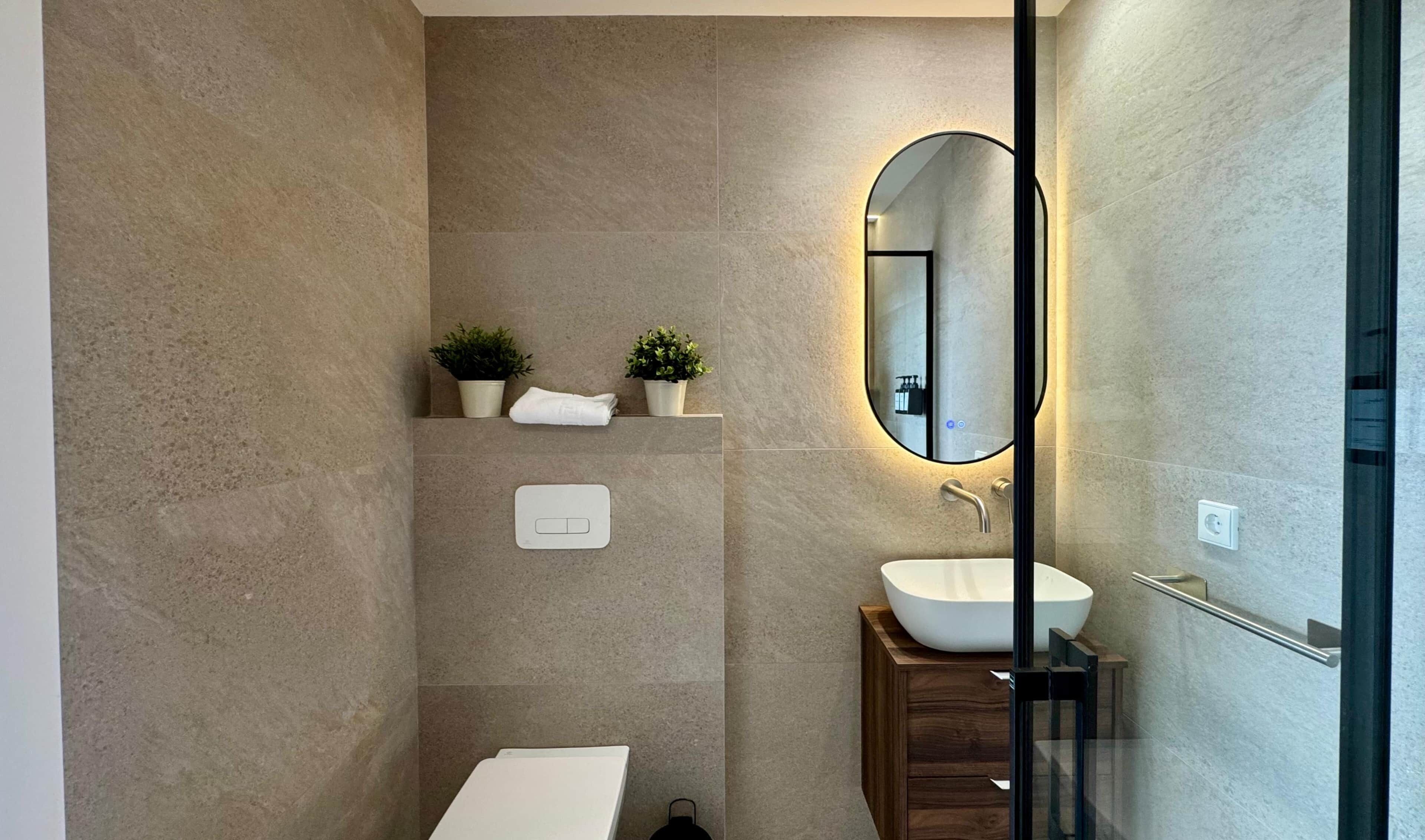 Een haardroger, handdoeken