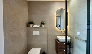 Een haardroger, handdoeken