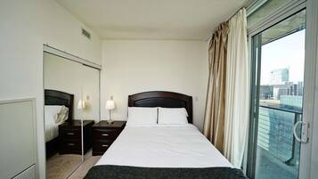 Tabla de planchar con plancha, wifi y ropa de cama