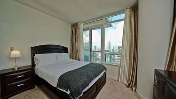 Tabla de planchar con plancha, wifi y ropa de cama